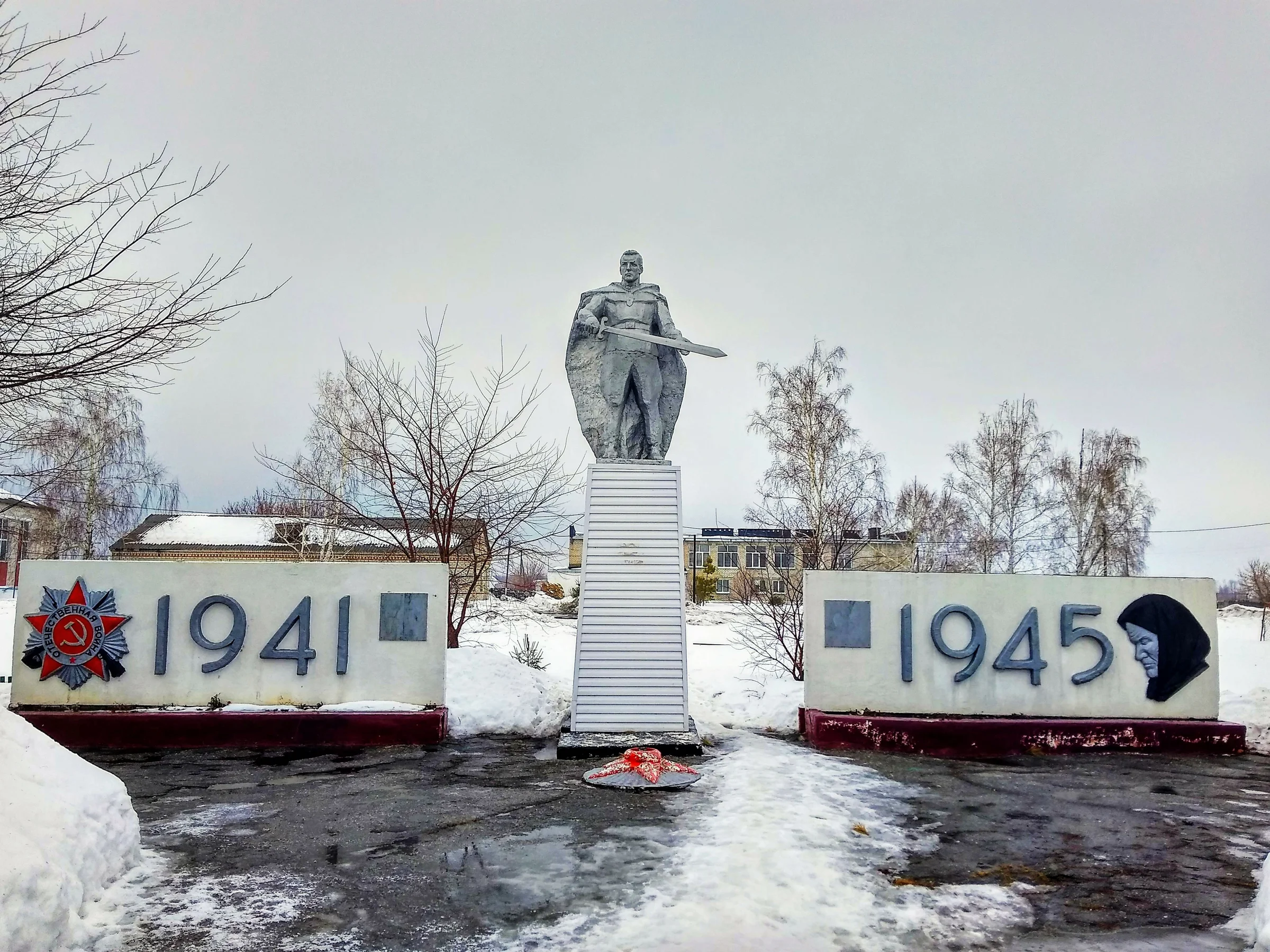 Село лебяжье астраханская область. Памятники ВОВ В Усмани. Памятник ВОВ В новой Усмани. Усмань памятники Великой Отечественной войны. Новая Усмань мемориал.